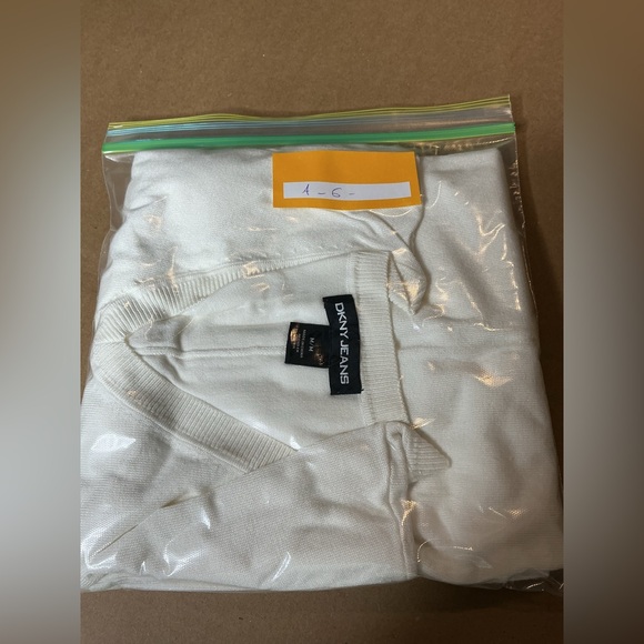 DKNY Off-White V-Neck Sweater size M - Picture 13 of 13